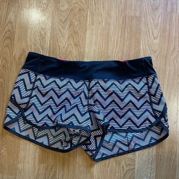 lululemon Seawheeze Speed Shorts Size 6 in 3D Chevron